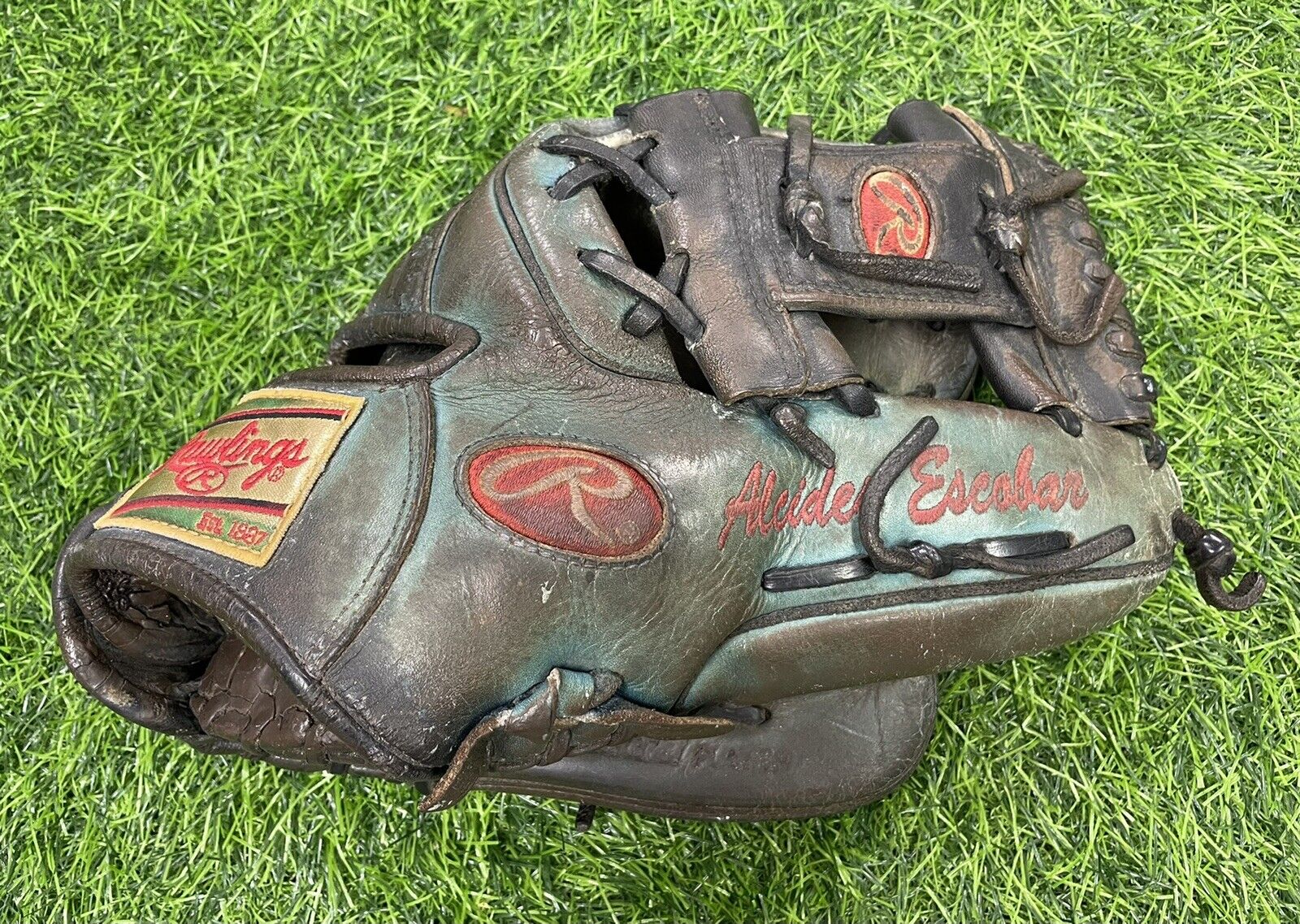 Alcides Escobar Kansas City Royals Game Used Glove “2015 World Series” Match Loa